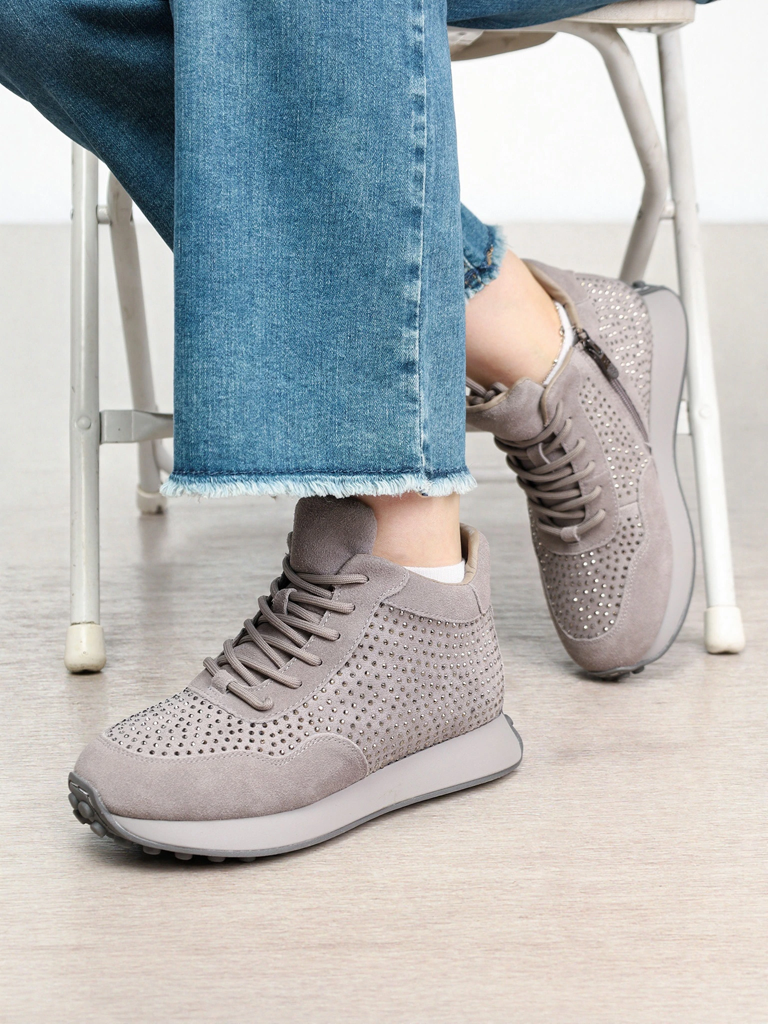 Кроссовки серого цвета со стразами на низкой подошве